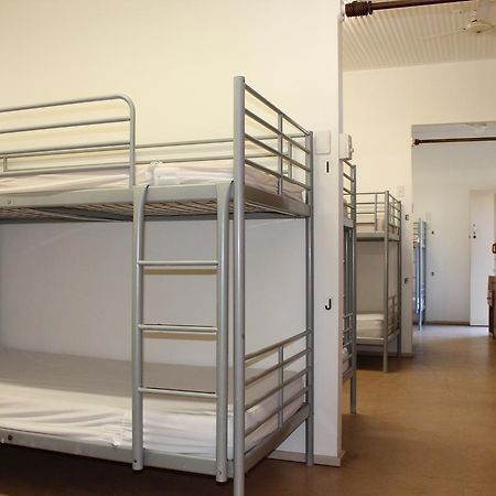 Roey Backpackers And Party Bar Hostel Broome Exterior photo