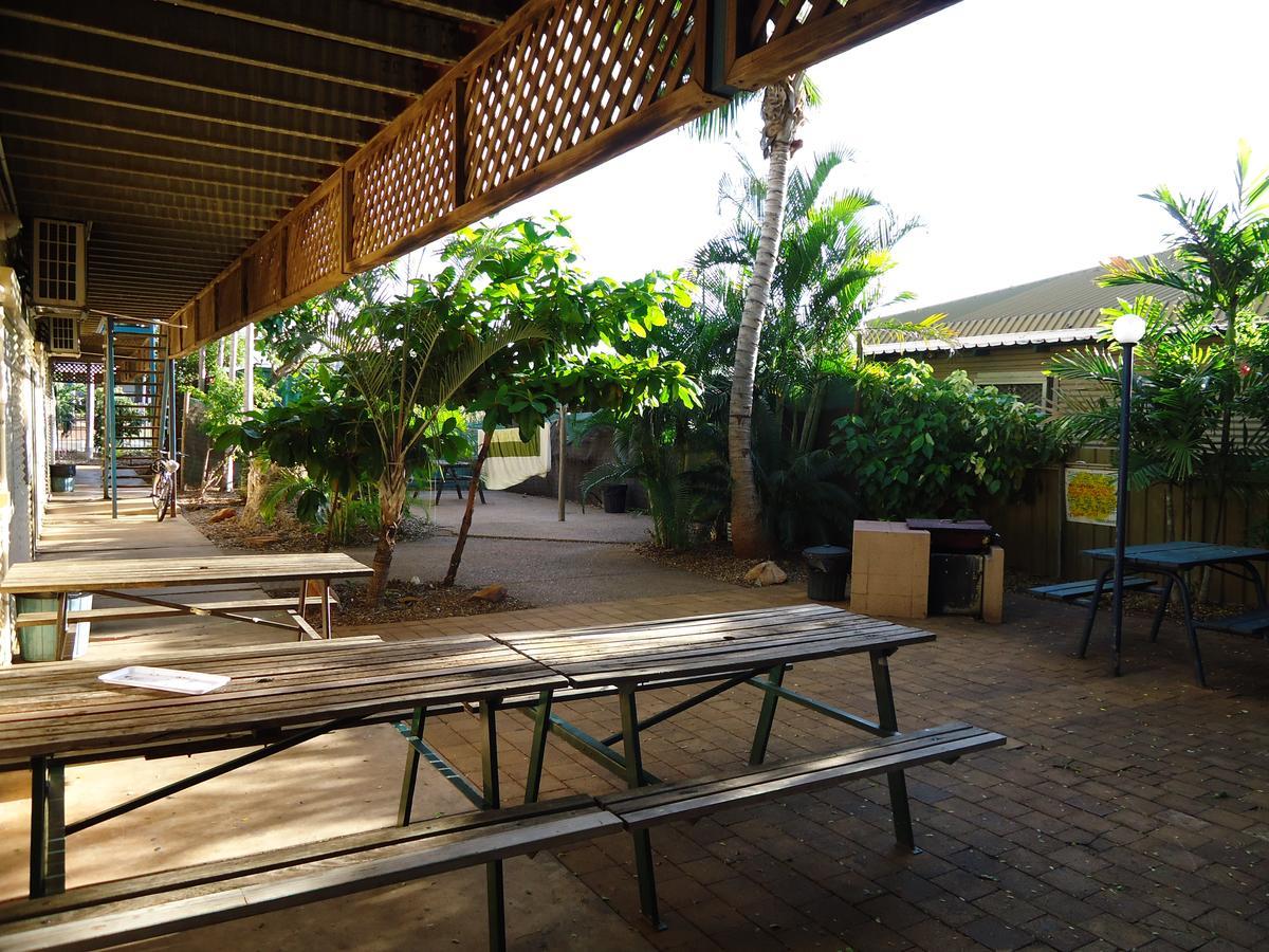 Roey Backpackers And Party Bar Hostel Broome Exterior photo
