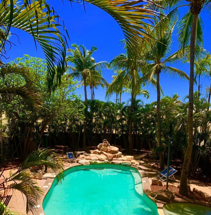 Roey Backpackers And Party Bar Hostel Broome Exterior photo