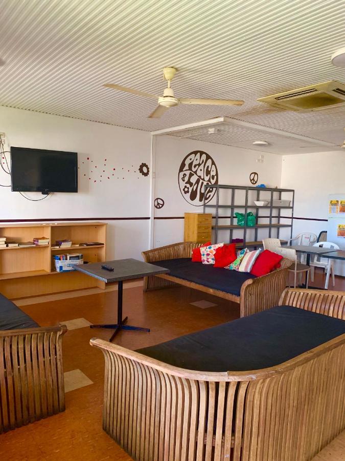 Roey Backpackers And Party Bar Hostel Broome Exterior photo